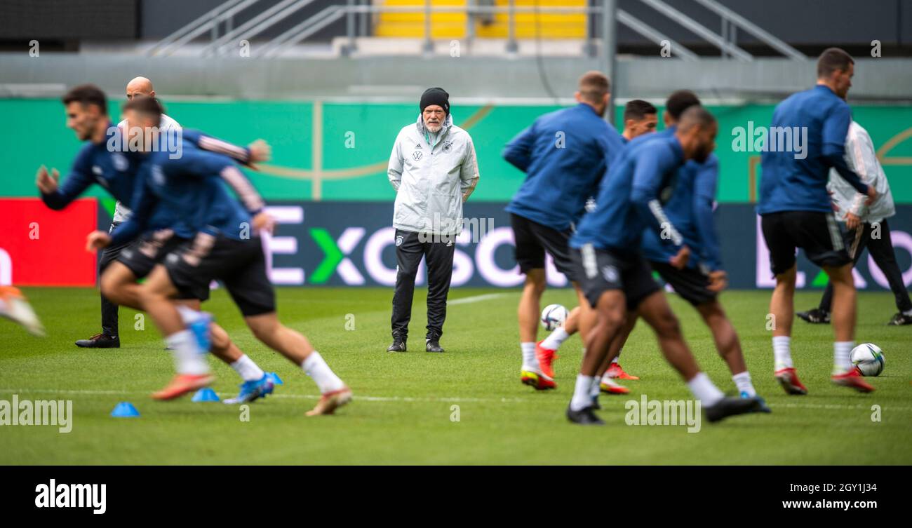 Paderborn, Germania. 06 ottobre 2021. Calcio: Nazionale U21, allenamento finale prima della partita internazionale nella qualificazione del Campionato europeo contro Israele. Il co-allenatore Hermann Gerald guarda i giocatori riscaldarsi. Credit: David Inderlied/dpa/Alamy Live News Foto Stock