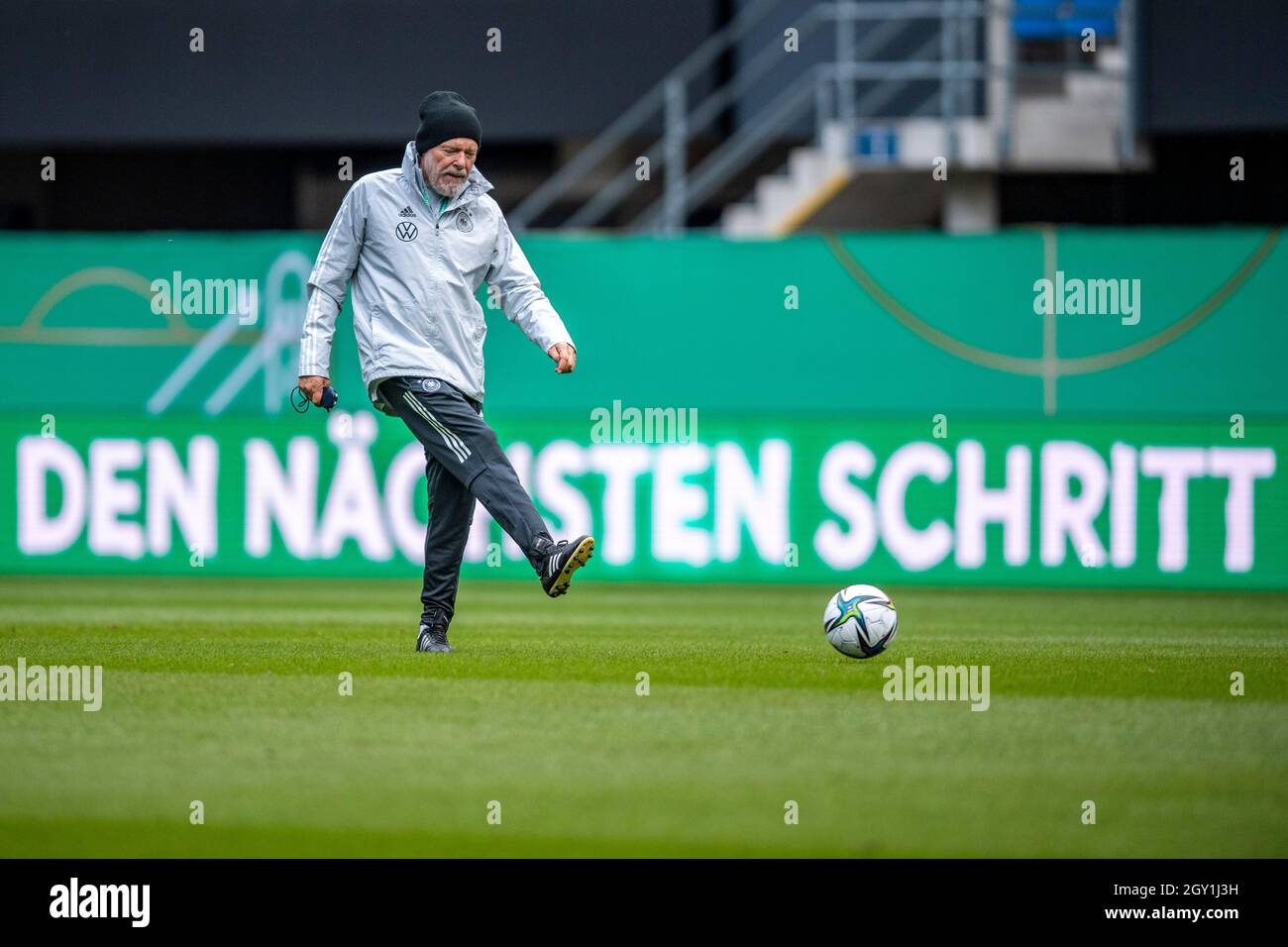 Paderborn, Germania. 06 ottobre 2021. Calcio: Nazionale U21, allenamento finale prima della partita internazionale nella qualificazione del Campionato europeo contro Israele. Il co-allenatore Hermann Gerland calcia via una palla. Credit: David Inderlied/dpa/Alamy Live News Foto Stock