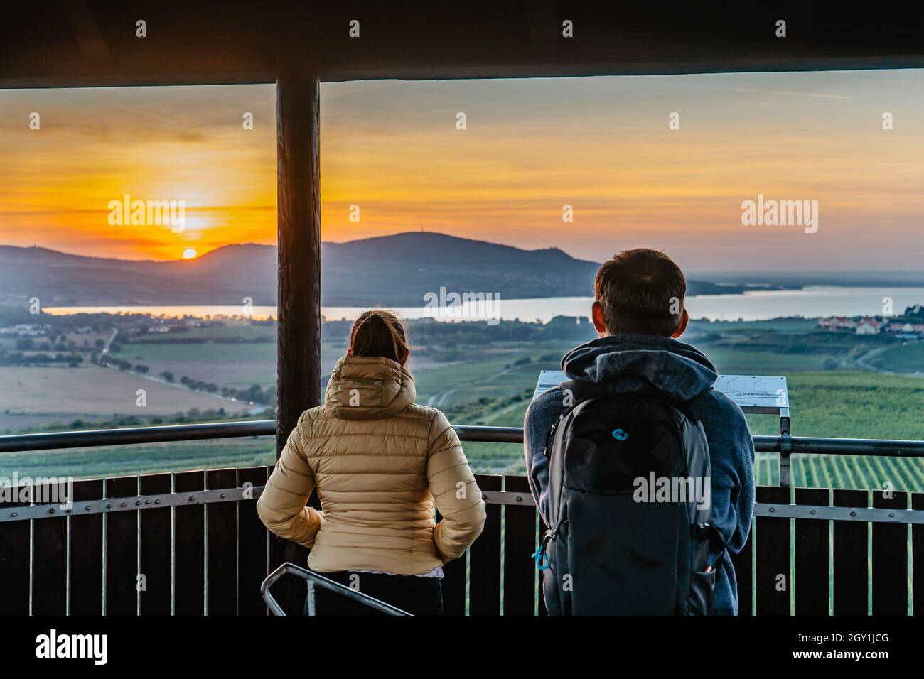 Vista posteriore di due amici godendo la vista del giacimento di nove Mlyny e della regione di Palava al tramonto, repubblica Ceca.libertà, viaggi, turismo, amicizia della gente Foto Stock
