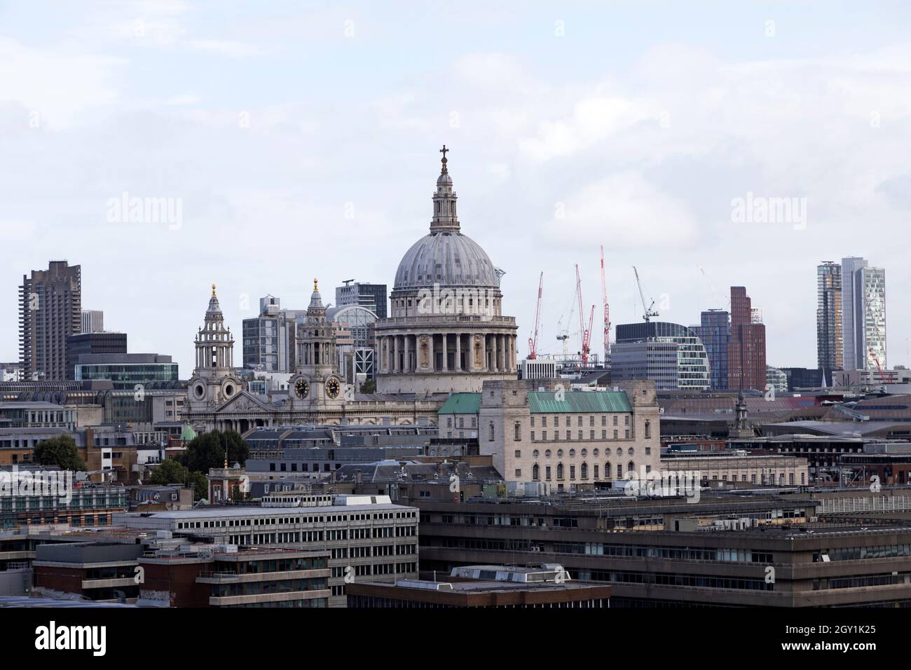 Cattedrale di St Paul e il paesaggio urbano del centro di Londra, Inghilterra. St Paul è stato progettato da Sir Christopher Wren. Foto Stock
