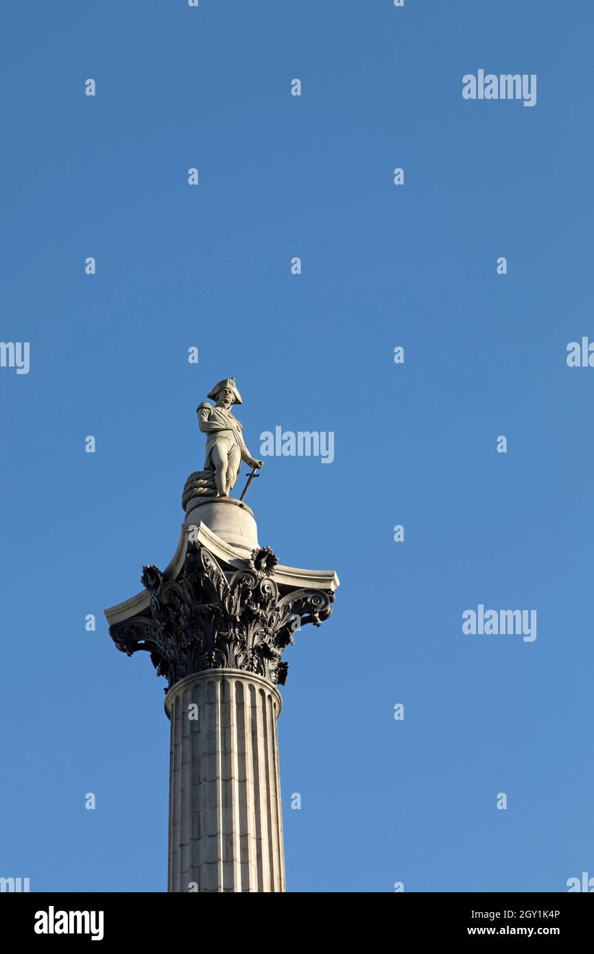 Colonna di Nelson a Trafalgar Square a Londra, Inghilterra. Il monumento commemora l'ammiraglio Horatio Nelson, che ha pianificato la vittoria della flotta britannica a B. Foto Stock