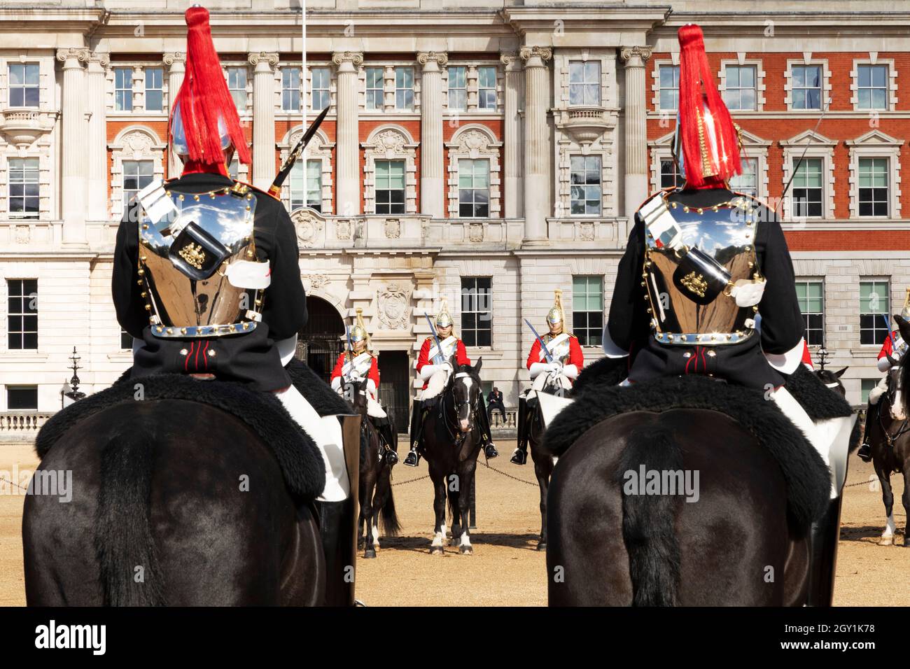 Casa Cavalleria a Londra, Inghilterra. I soldati montati stanno partecipando al cambio delle Guardie alla Parata delle Guardie Cavallo. Foto Stock
