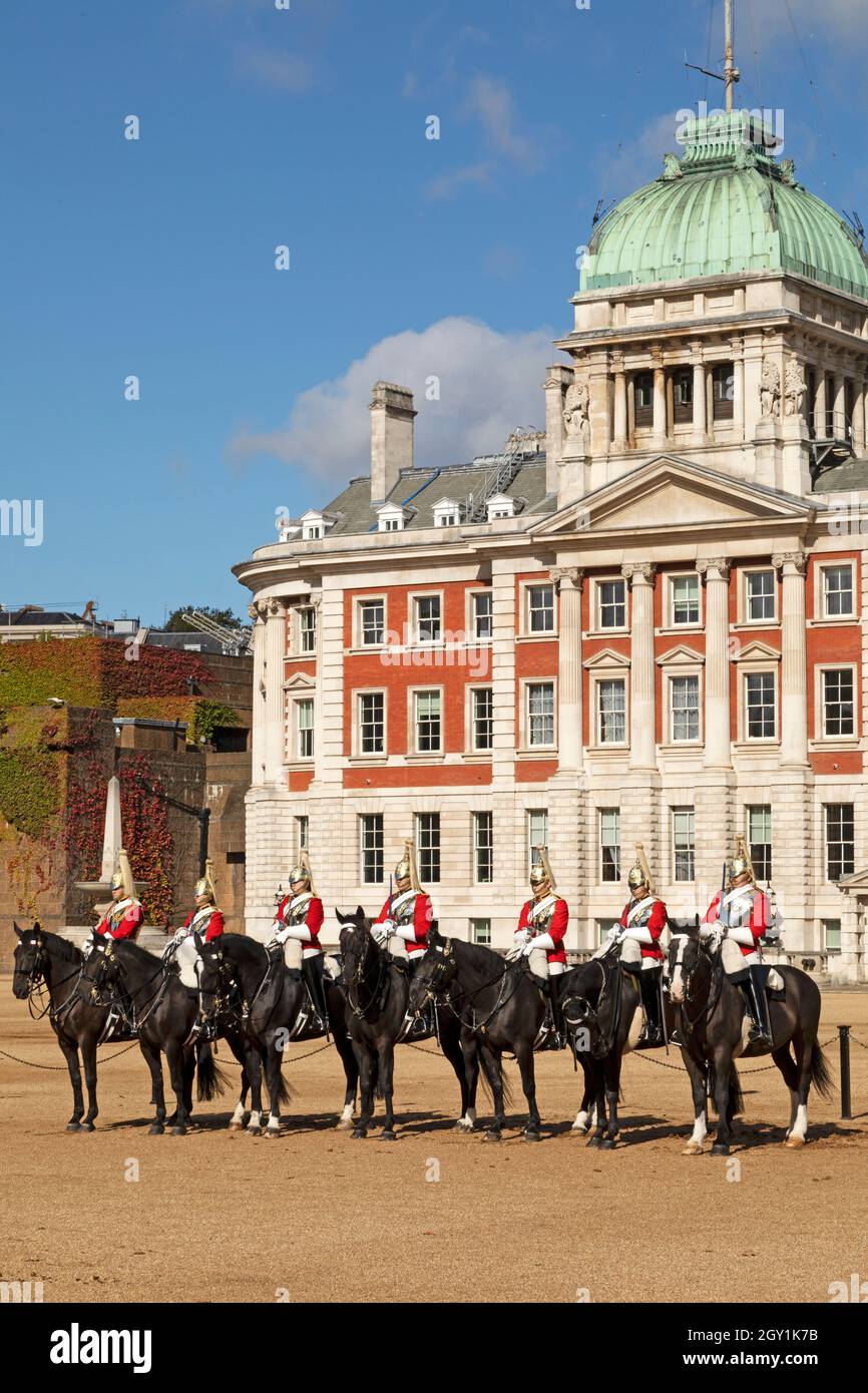 Casa Cavalleria a Londra, Inghilterra. I soldati montati stanno partecipando al cambio delle Guardie alla Parata delle Guardie Cavallo. Foto Stock