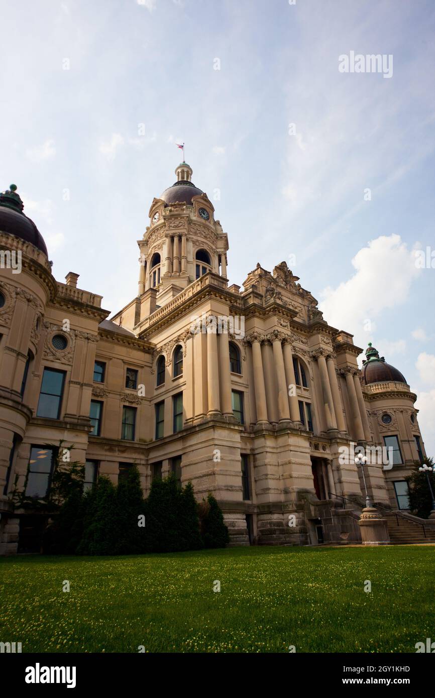 Edificio color crema e mattoni con interessante architettura europea a Evansville, Indiana Foto Stock