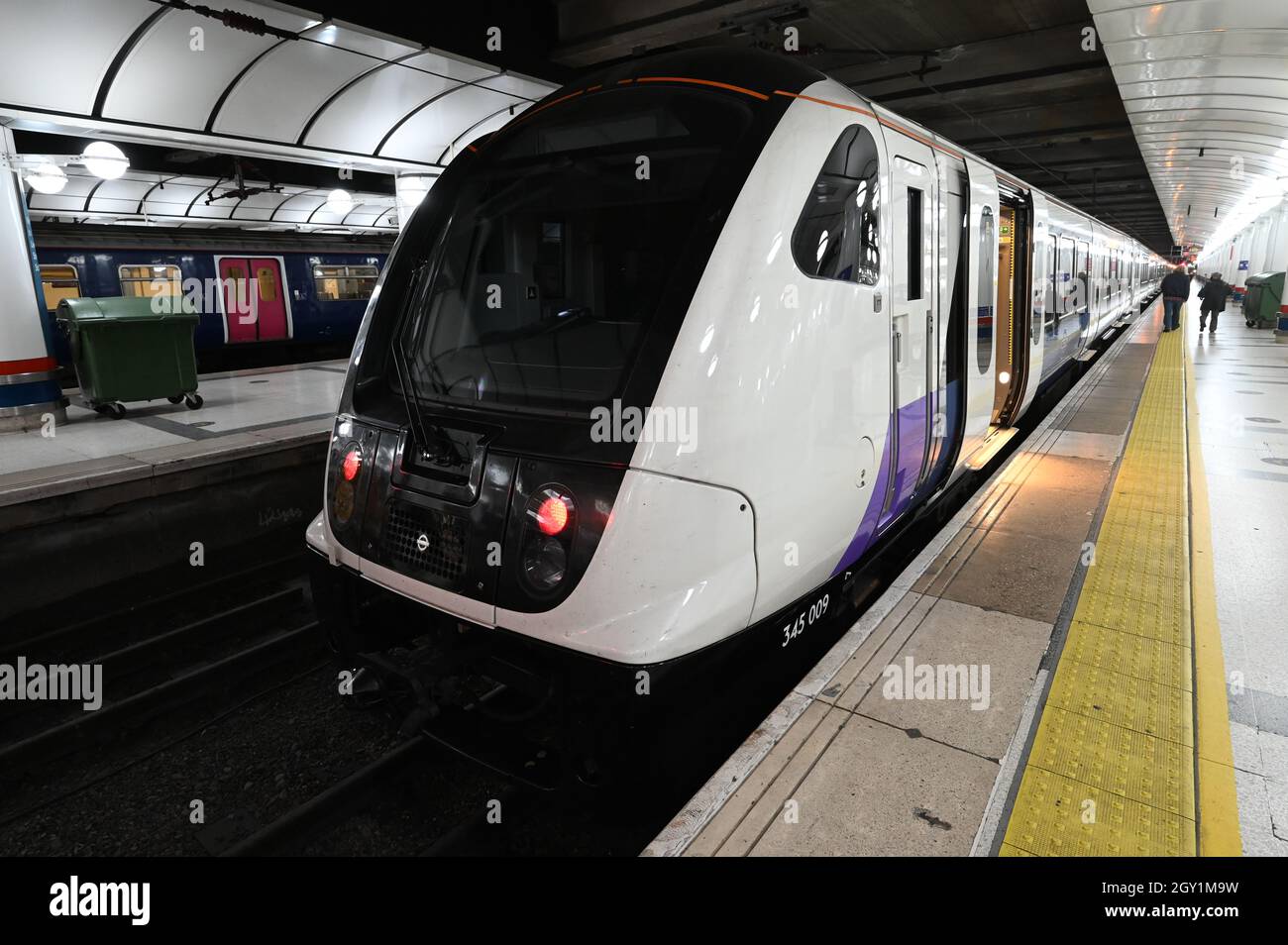Un london crossrail classe 345 è appena arrivato alla stazione di London Liverpool Street. Foto Stock