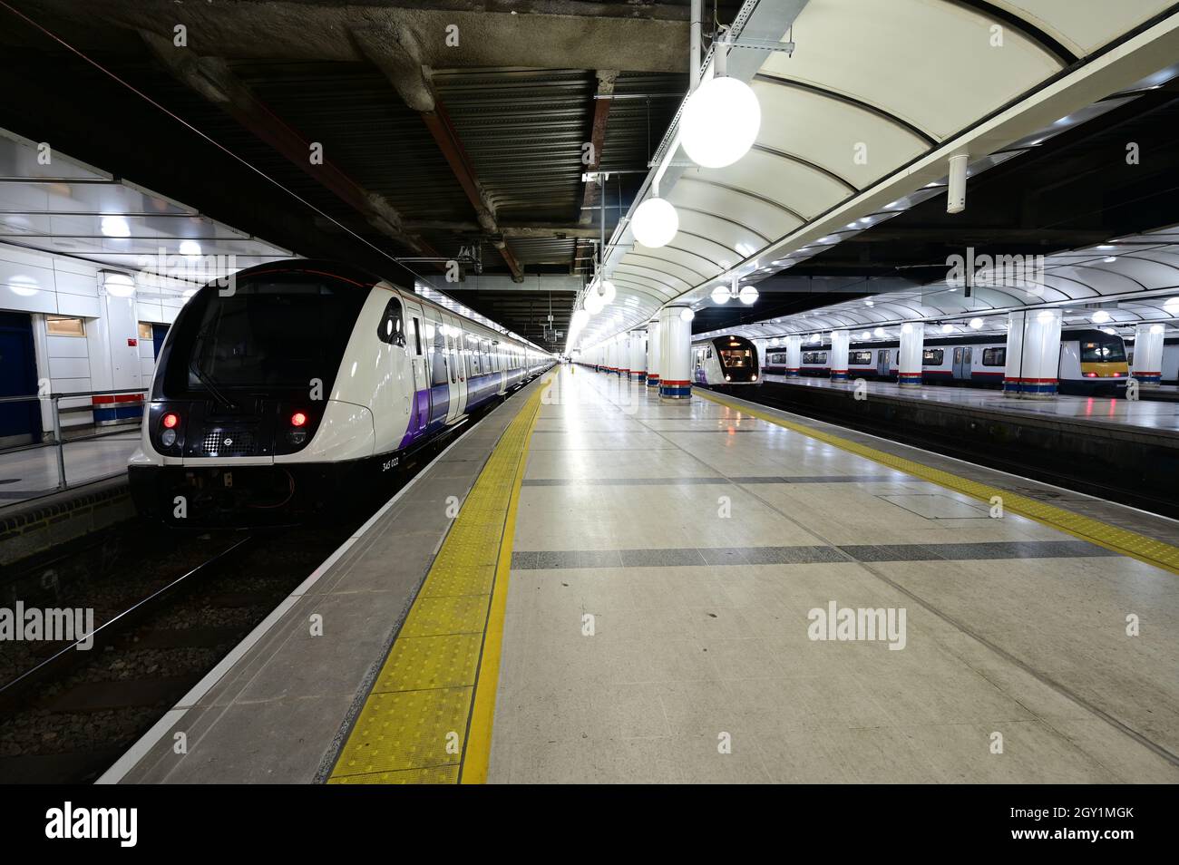 Un london crossrail classe 345 è appena arrivato alla stazione di London Liverpool Street. Foto Stock
