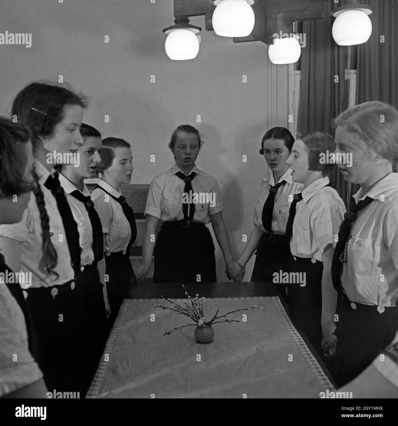 Il BdM Mädchen singen Fahrtenlieder a Berlino Pankow, Deutschland 1930er Jahre. Il BdM ragazze cantando alcuni brani di folklore a Berlino Pankow, Germania 1930s. Foto Stock