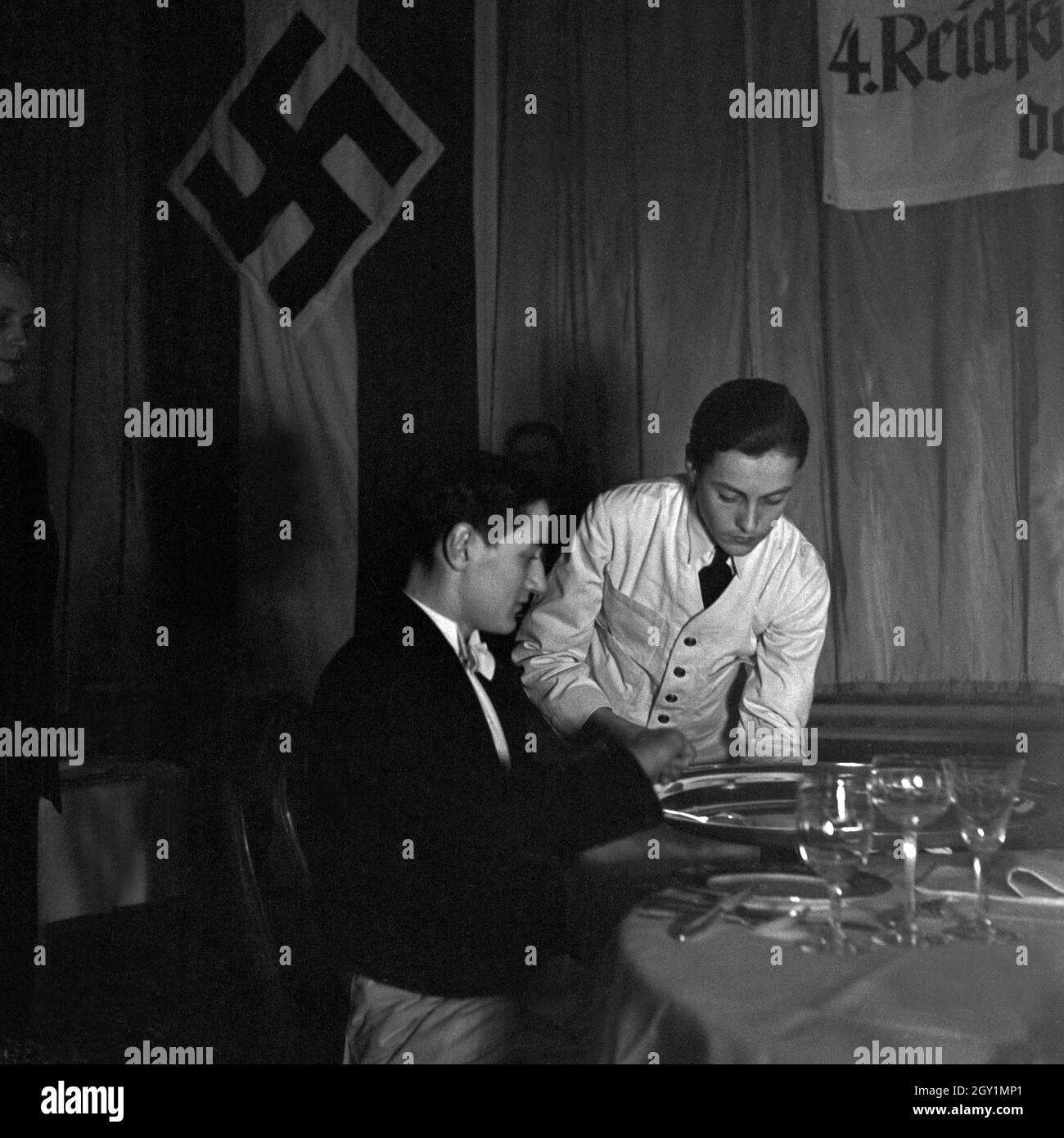 Ein Lehrjunge in einem Ristorante bei der Prüfung im Rahmen des Reichsberufswettkampfs 1937, Deutschland 1930er Jahre. Un partecipante di un ristorante è esaminata al concorso Reichsberufswettkampf 1937, Germania 1930s. Foto Stock