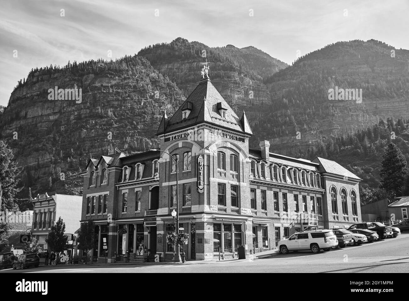 Bianco e nero di vecchio hotel di mattoni in montagna Foto Stock