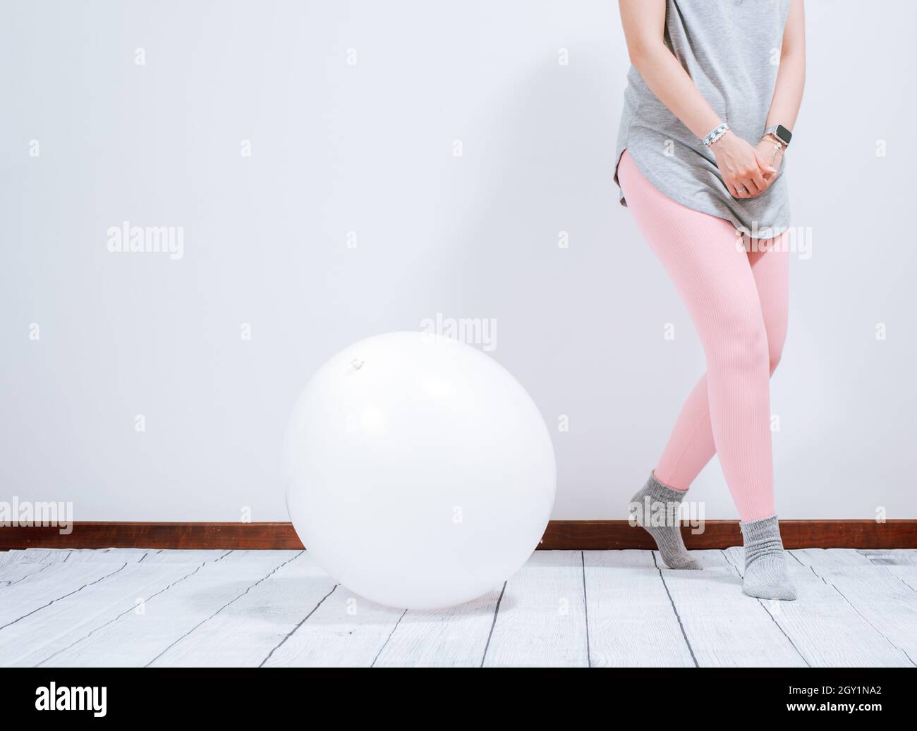 Donna che balla con un grande pallone bianco Foto Stock