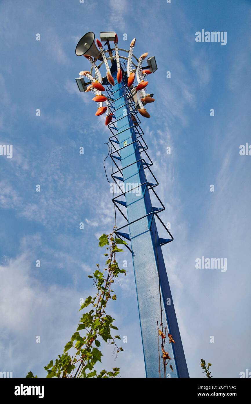 Abbandonato parco tematico caduta di morte con le viti che crescono sulle linee Foto Stock