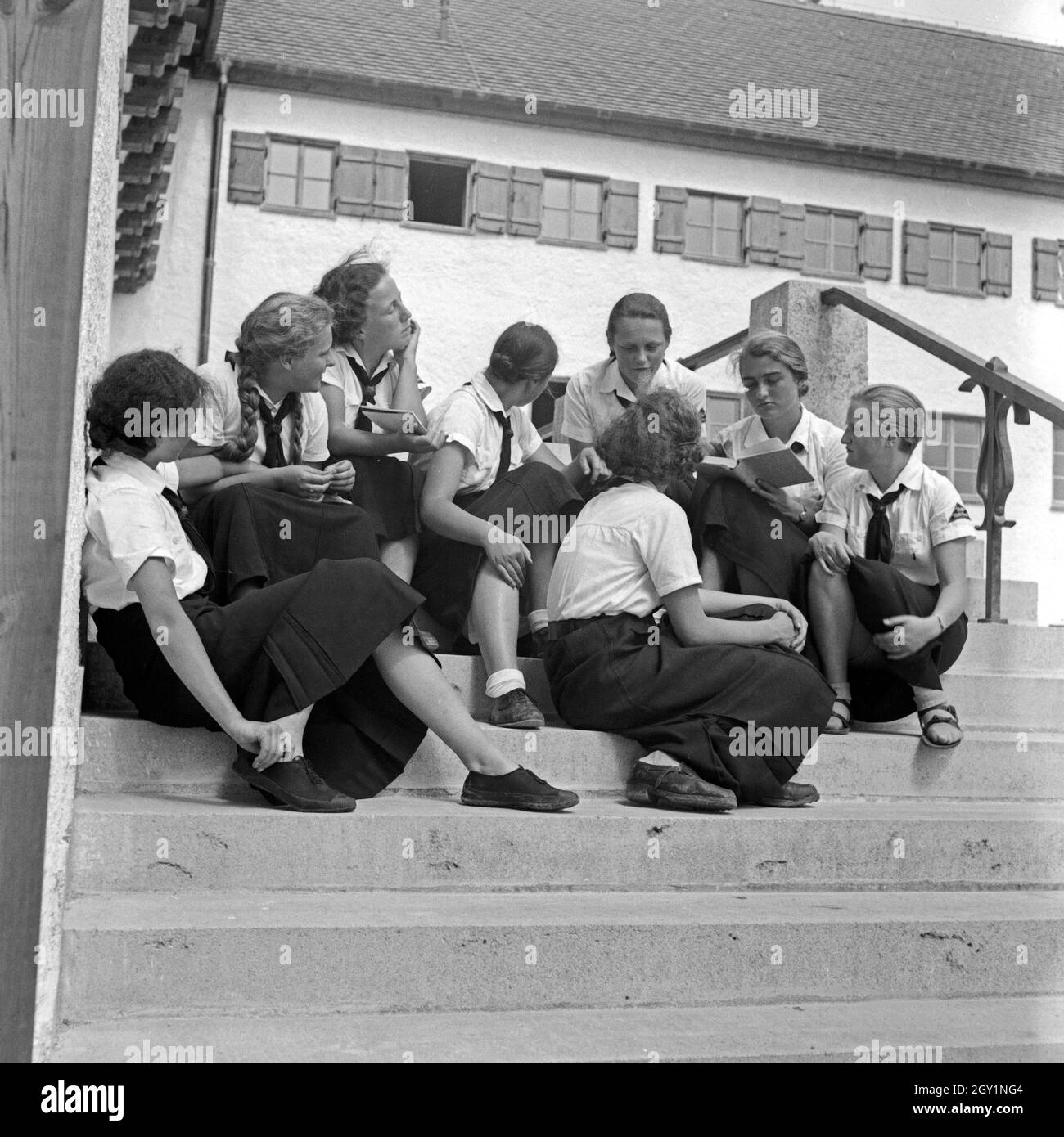 Il BdM Mädchen bei einer Pausa in der Haushaltungsschule Greifenberg, Deutschland 1930er Jahre. Il BdM ragazze avente una rottura a livello interno la scienza scuola a Greifenberg, Germania 1930s. Foto Stock