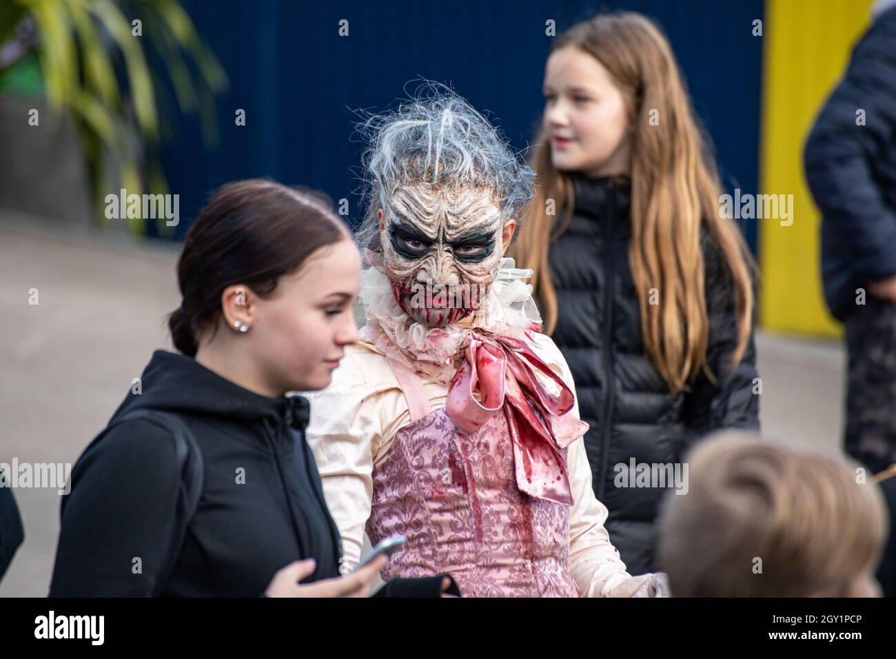 Spaventoso intrattenitore al parco divertimenti di Linnanmäki iik!week Horror Festival a Helsinki, Finlandia Foto Stock