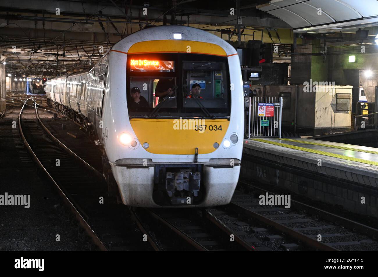 Una classe 357 che arriva alla stazione di London Liverpool Street. Foto Stock