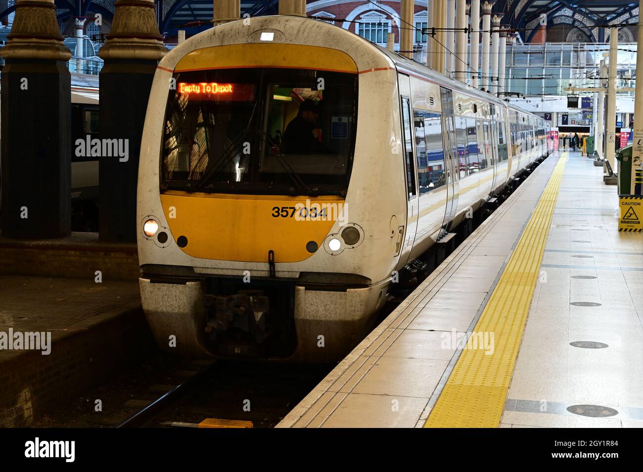 Un treno passeggeri di classe 357 che sta per lasciare London Liverpool Street. Foto Stock