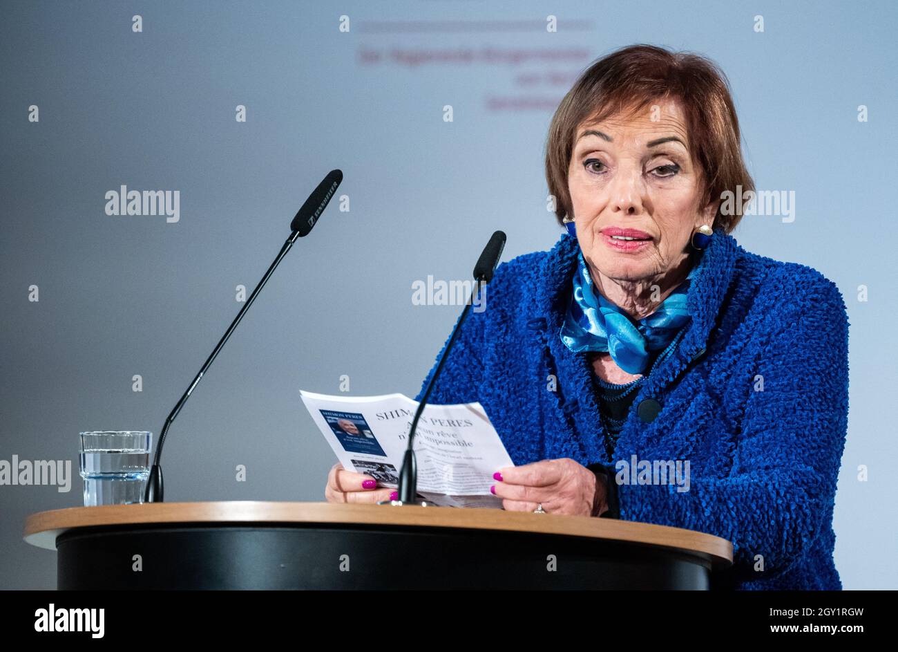 Berlino, Germania. 06 ottobre 2021. Tsvia Walden, figlia di Shimon Peres,  parla alla cerimonia di premiazione del Premio Shimon Peres nelle Rotes  Rathaus. Il premio, che viene assegnato dall'Ufficio federale degli affari