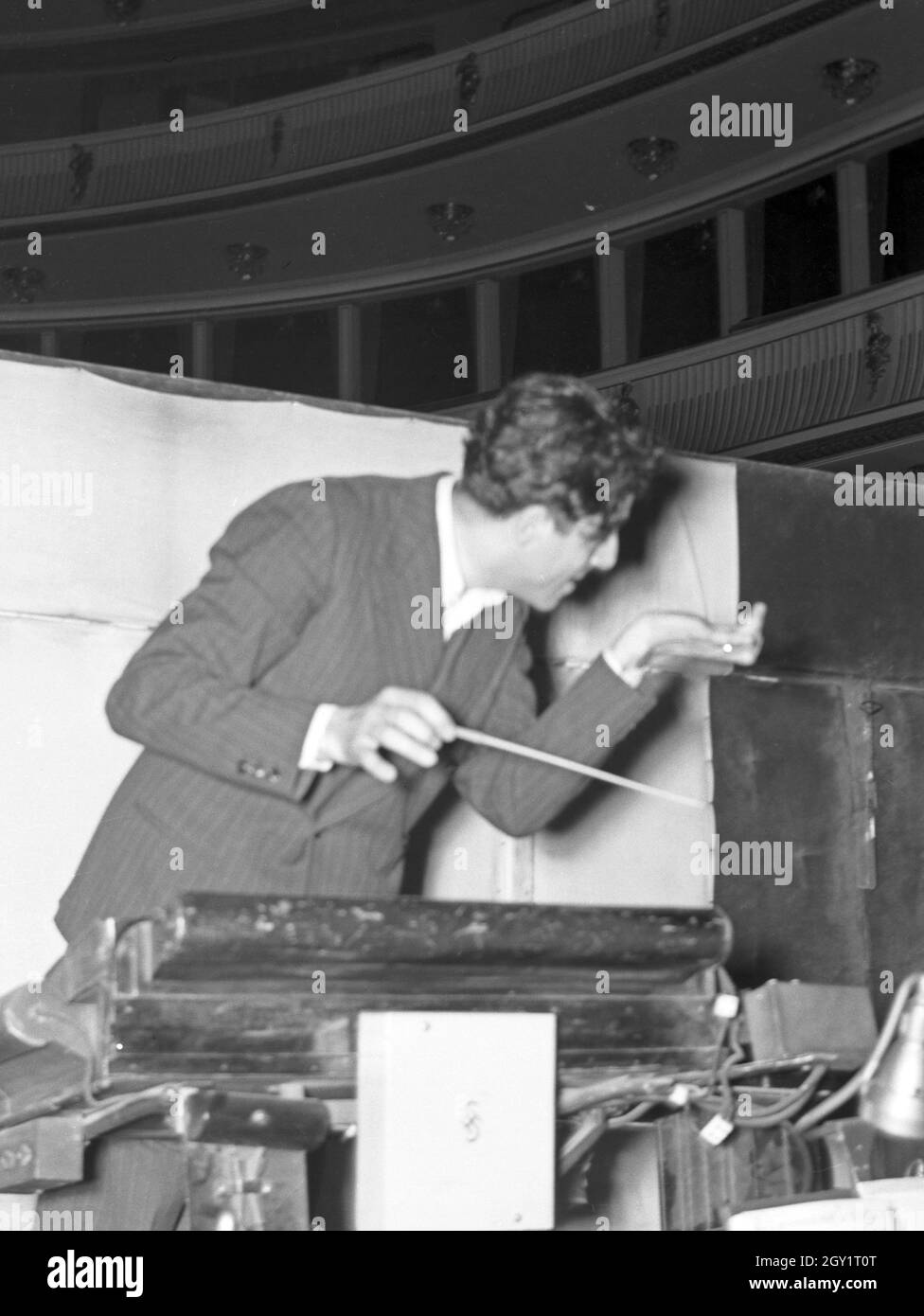 Vobereitung einer Aufführung an der Oper, Deutschland 1940er Jahre. Preparazione di una performance lirica, Germania anni quaranta. Foto Stock