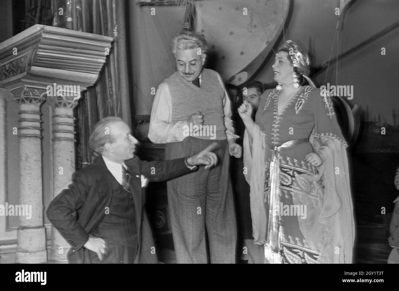 Vobereitung einer Aufführung an der Oper, Deutschland 1940er Jahre. Preparazione di una performance lirica, Germania anni quaranta. Foto Stock