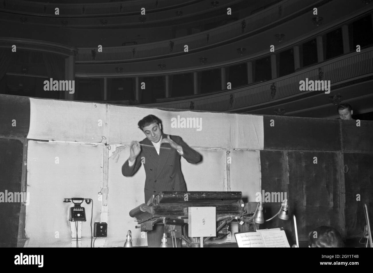 Vobereitung einer Aufführung an der Oper, Deutschland 1940er Jahre. Preparazione di una performance lirica, Germania anni quaranta. Foto Stock