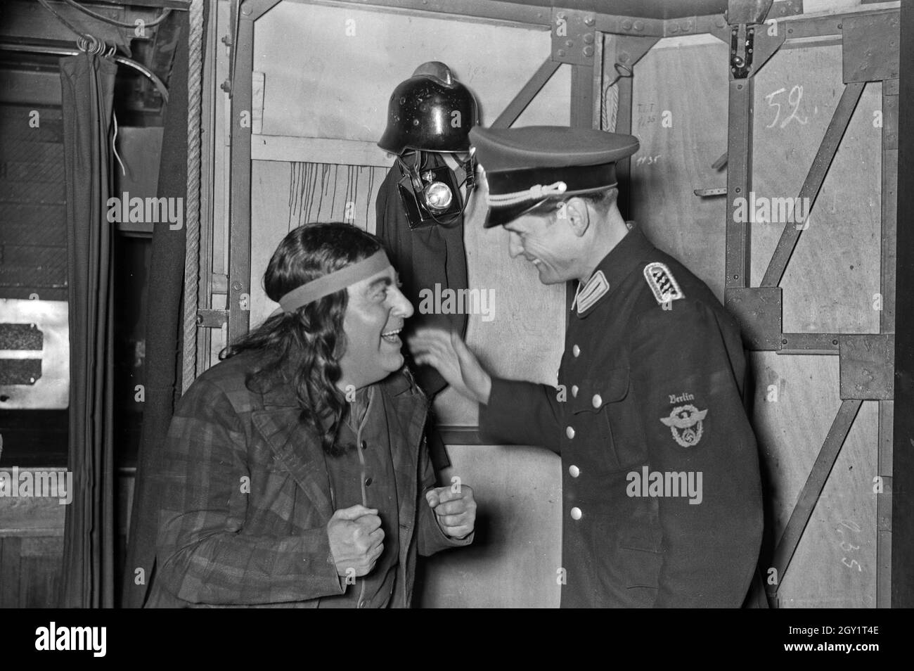 Vobereitung einer Aufführung an der Oper, Deutschland 1940er Jahre. Preparazione di una performance lirica, Germania anni quaranta. Foto Stock