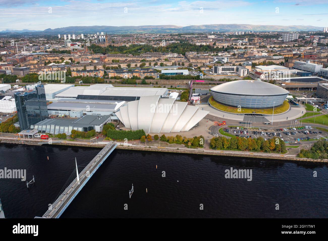 Glasgow, Scozia, Regno Unito. 6 ottobre 2021. Viste aeree del sito della conferenza internazionale sul cambiamento climatico COP26 e del vertice che si terrà a Glasgow nel novembre 2021. Il sito si trova accanto al fiume Clyde vicino a Pacific Quay e grandi strutture temporanee possono essere viste per ospitare le decine di migliaia di delegati, capi di stato e giornalisti che parteciperanno all'evento di due settimane. Iain Masterton/Alamy Live News. Foto Stock