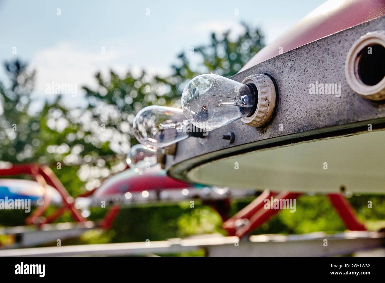 Primo piano di un'antica lampadina durante un giro in un parco a tema abbandonato Foto Stock