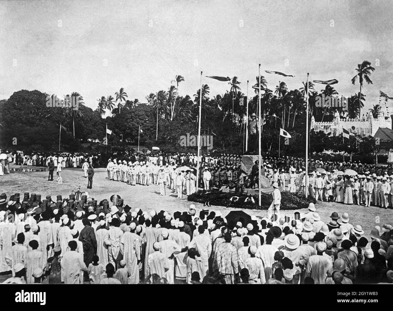 Militärparade deutscher Soldaten und der Schutztruppe a Dar es Salam, Deutsch-Ostafrika 1900er Jahre. Sfilata di soldati tedeschi e nativi, Africa orientale tedesca del 1900. Foto Stock