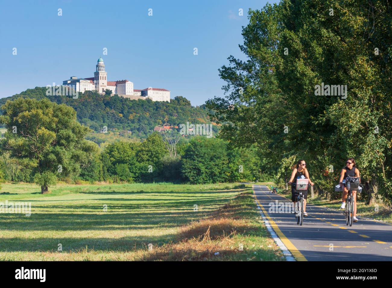 Pannonhalma (Martinsberg): Pannonhalma Archabbey, grande via ciclabile, ciclista in , Györ-Moson-Sopron, Ungheria Foto Stock
