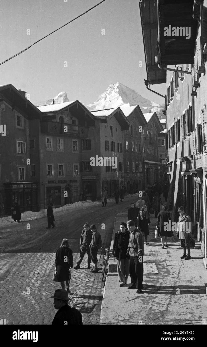 Unterwegs im Berchtesgadener Land, hier: Innenstadt, Deutschland 1940er Jahre. Intorno a Berchtesgaden, qui: Città, Germania 1940. Foto Stock