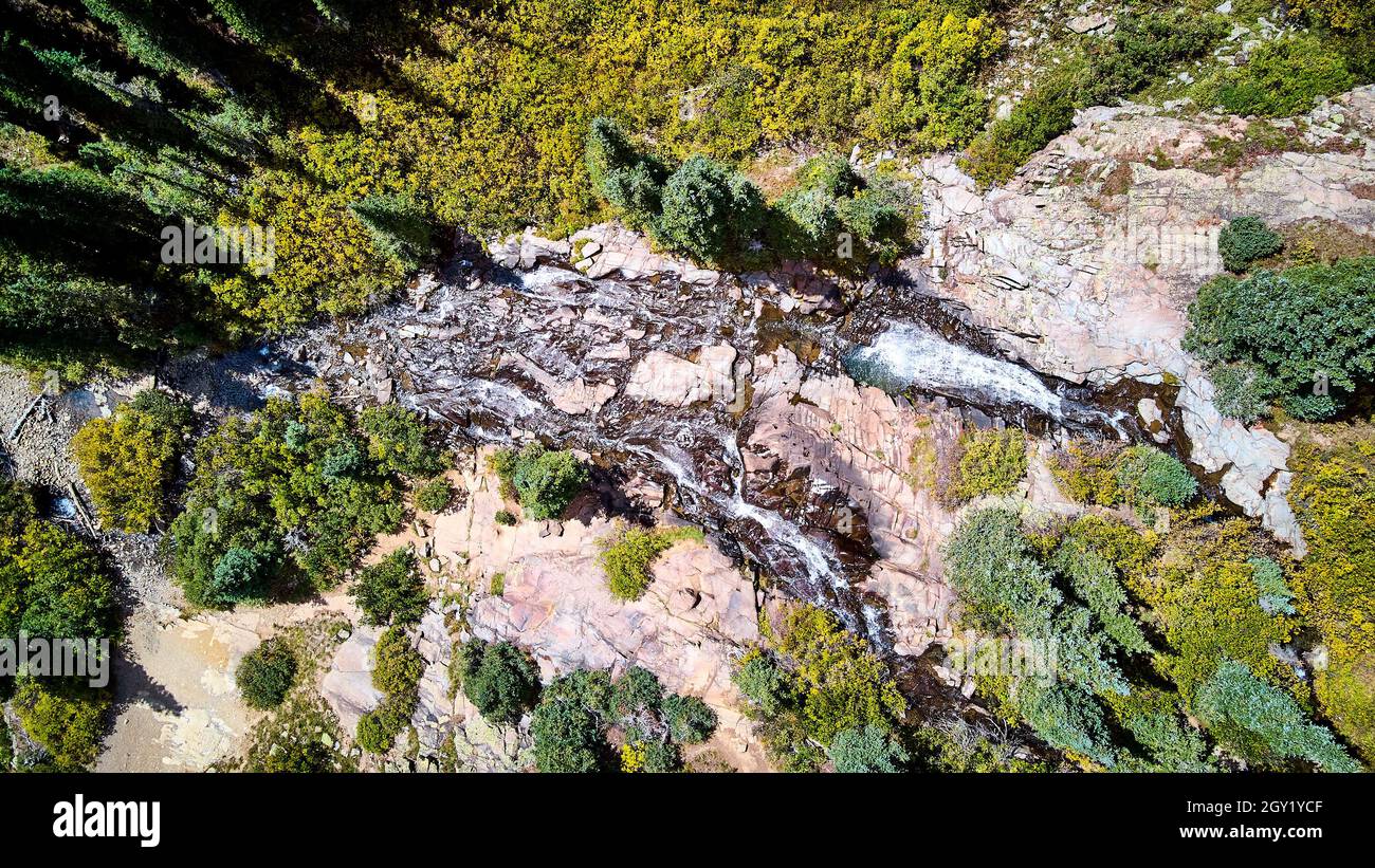 Vista aerea che guarda verso il basso alle cascate gemelle nelle rocce con alberi sparsi Foto Stock