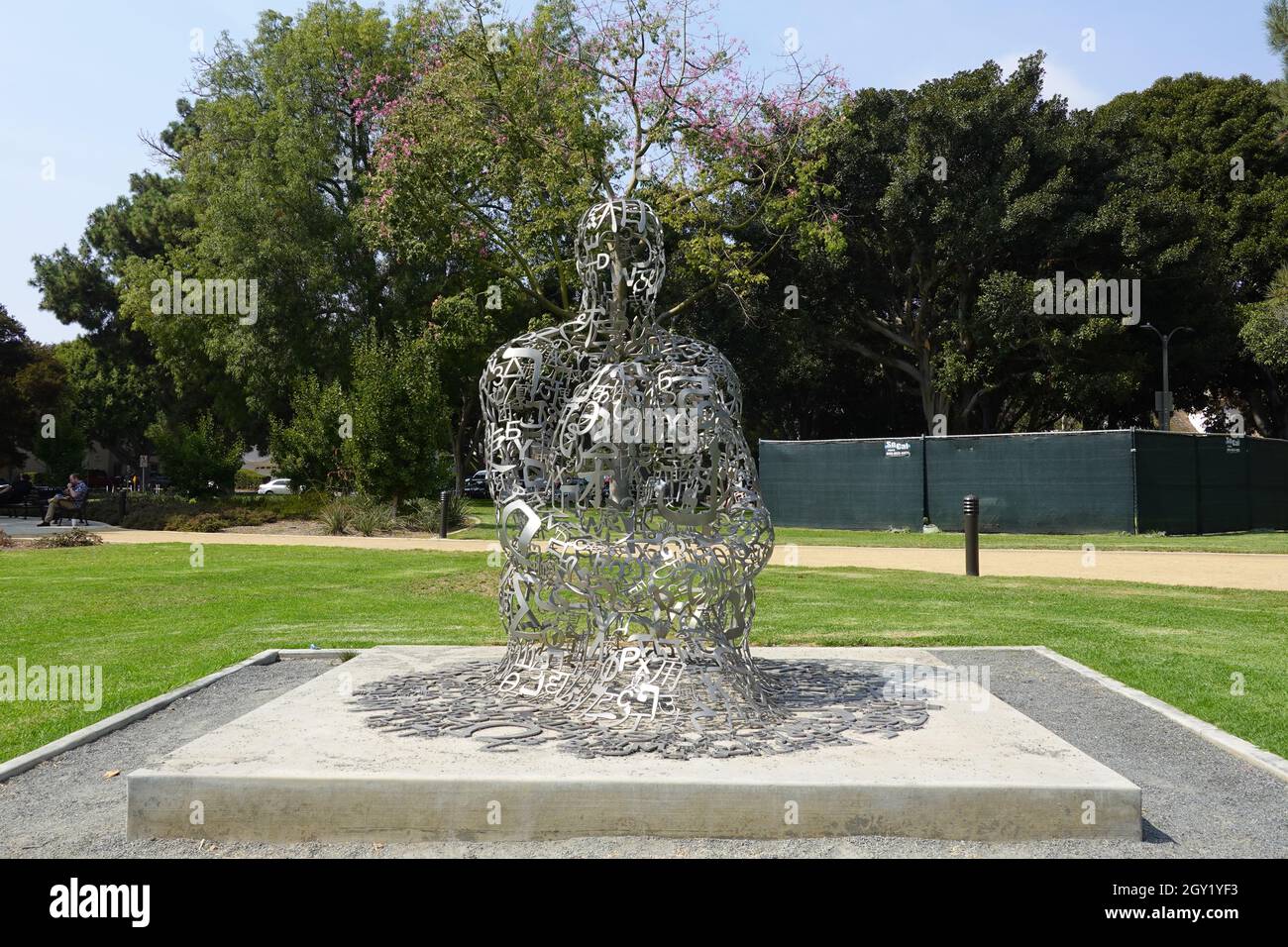 Endless V, di Juame Plensa, un pezzo di arte pubblica a Beverly Gardens Park, Beverly Hills, California, USA Foto Stock