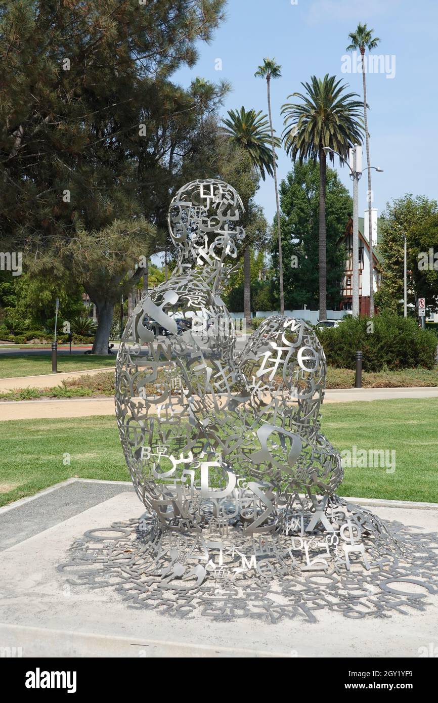 Endless V, di Juame Plensa, un pezzo di arte pubblica a Beverly Gardens Park, Beverly Hills, California, USA Foto Stock