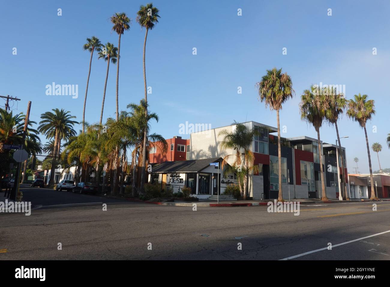 Mattina presto su un tranquillo Abbot Kinney Boulevard, Venezia, Los Angeles, California, USA Foto Stock