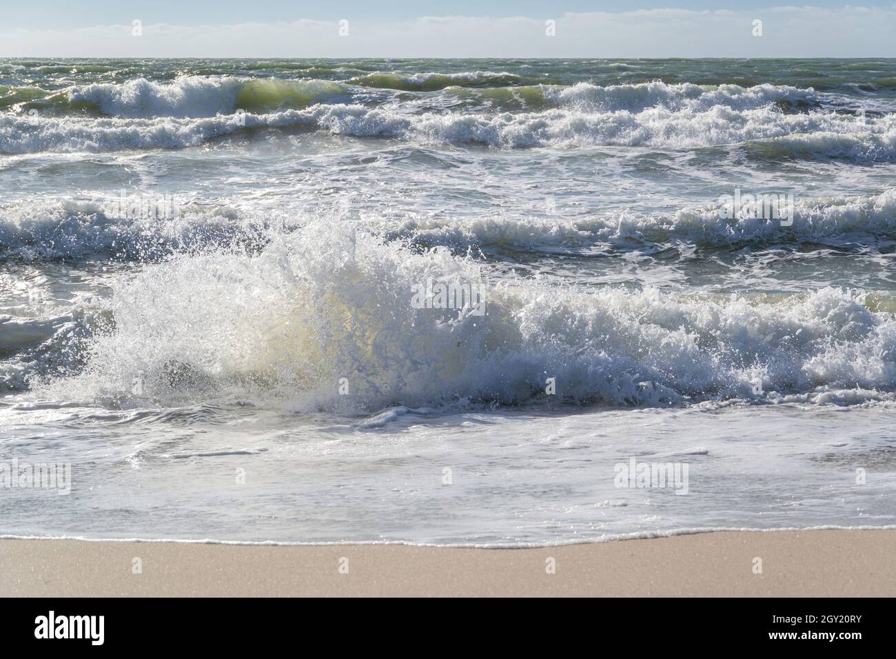 La costa olandese del Mare del Nord in una giornata di tempesta Foto Stock