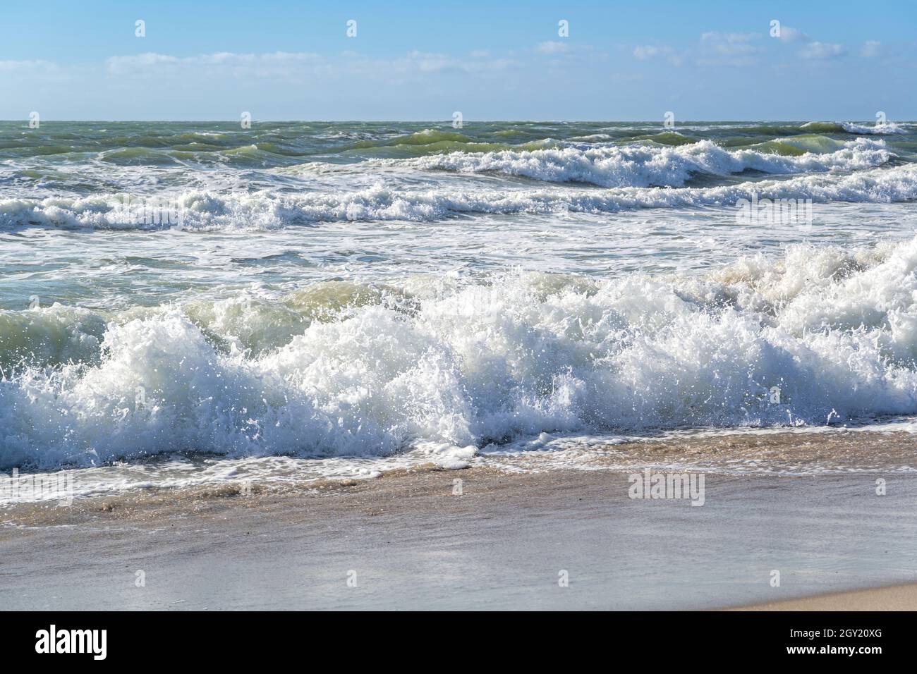 La costa olandese del Mare del Nord in una giornata di tempesta Foto Stock