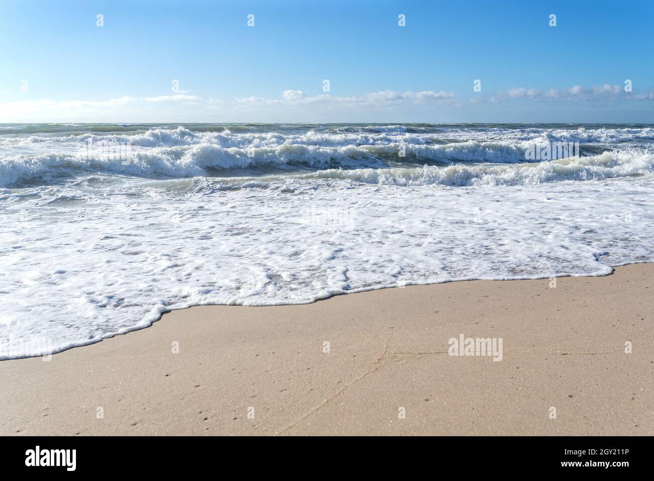 La costa olandese del Mare del Nord in una giornata di tempesta Foto Stock