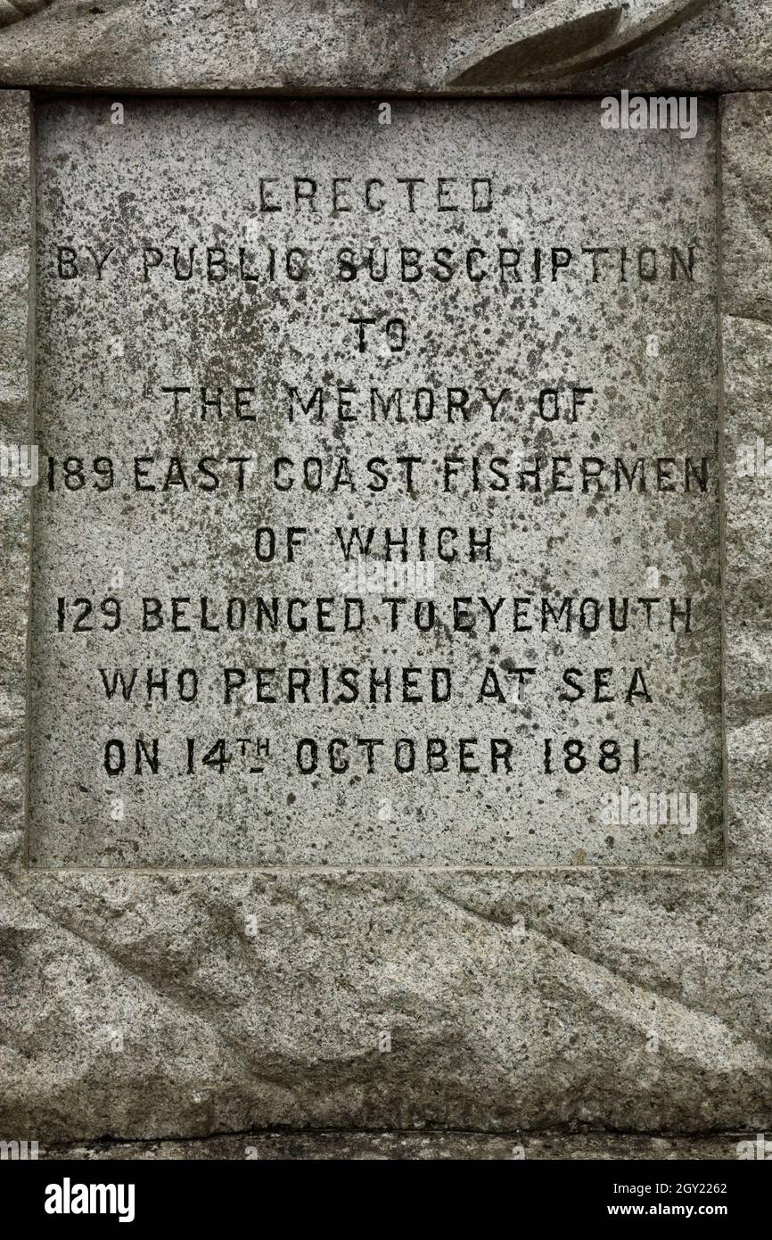 Memorial a Eyemouth, Berwickshire, Scozia, Regno Unito, commemorando una tempesta del 1881 che ha rivendicato 189 pescatori locali. Foto Stock