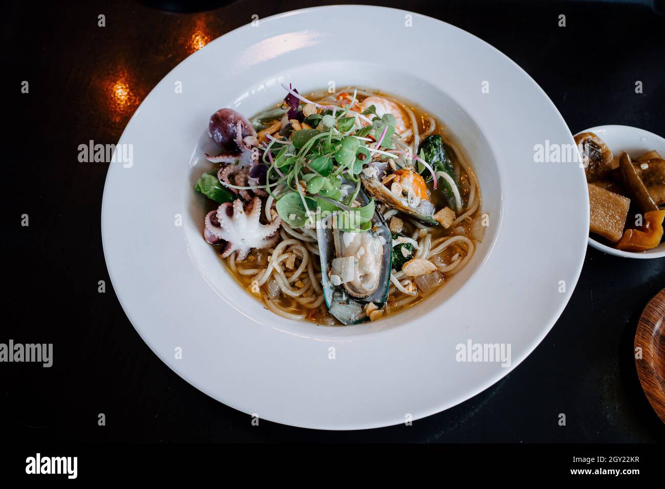 Vista dall'alto di un piatto di pasta con frutti di mare. Foto Stock