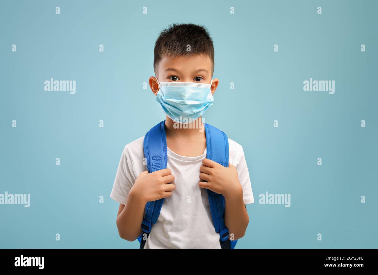 Assistenza sanitaria e istruzione. Ritratto di ragazzo asiatico con maschera medica Foto Stock