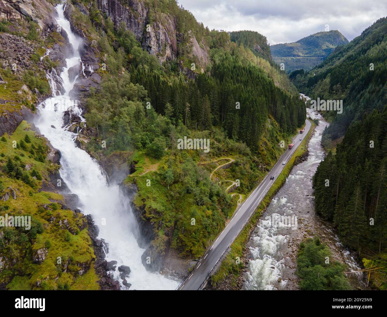 Norvegia - Låtefossen è un'imponente cascata doppia situata nella valle di Odda, alta 165 metri. Colpo di drone, percorso panoramico. Foto Stock