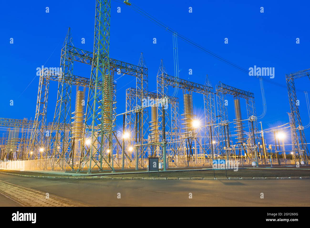 Sottostazione elettrica di notte Foto Stock