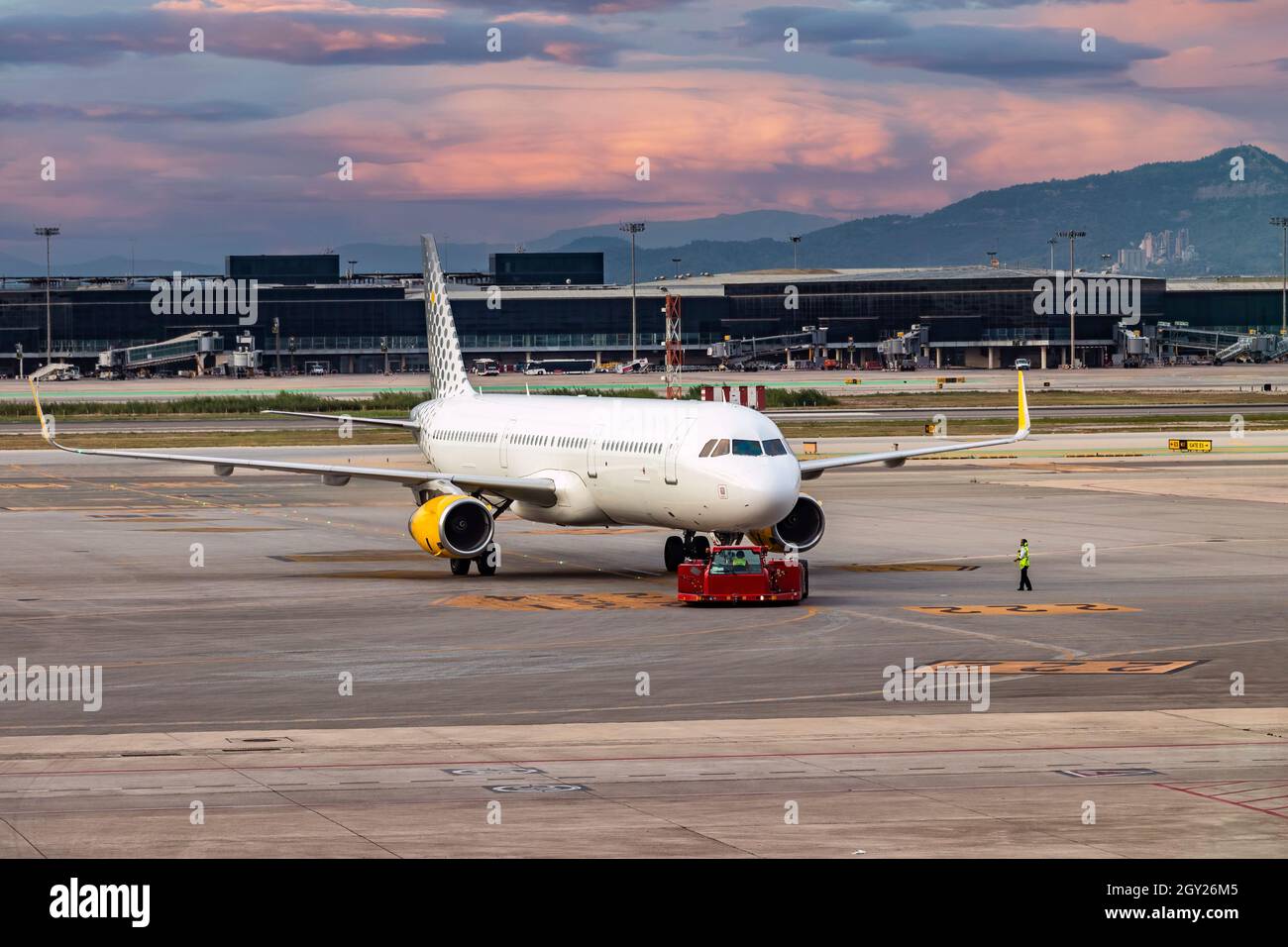 Trattore sulla manovra di ritorno di un aereo in aeroporto che prepara l'aereo per il decollo Foto Stock