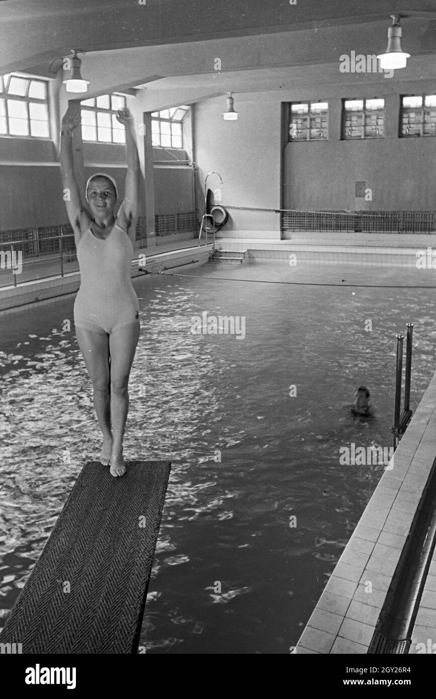 Junge Frau auf dem Sprungturm im Schwimmbad, Freudenstadt, Deutschland 1930er Jahre. Giovane donna in piedi sulla torre di immersioni in piscina, Freudenstadt Germania 1930s. Foto Stock