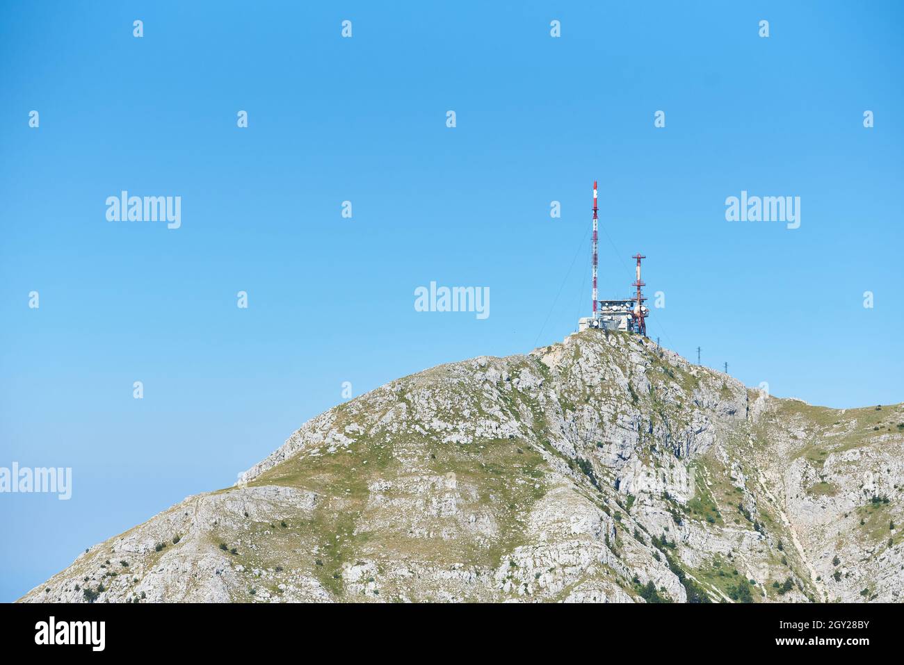 Torre di comunicazione per antenne cellulari sulla cima di una montagna Foto Stock