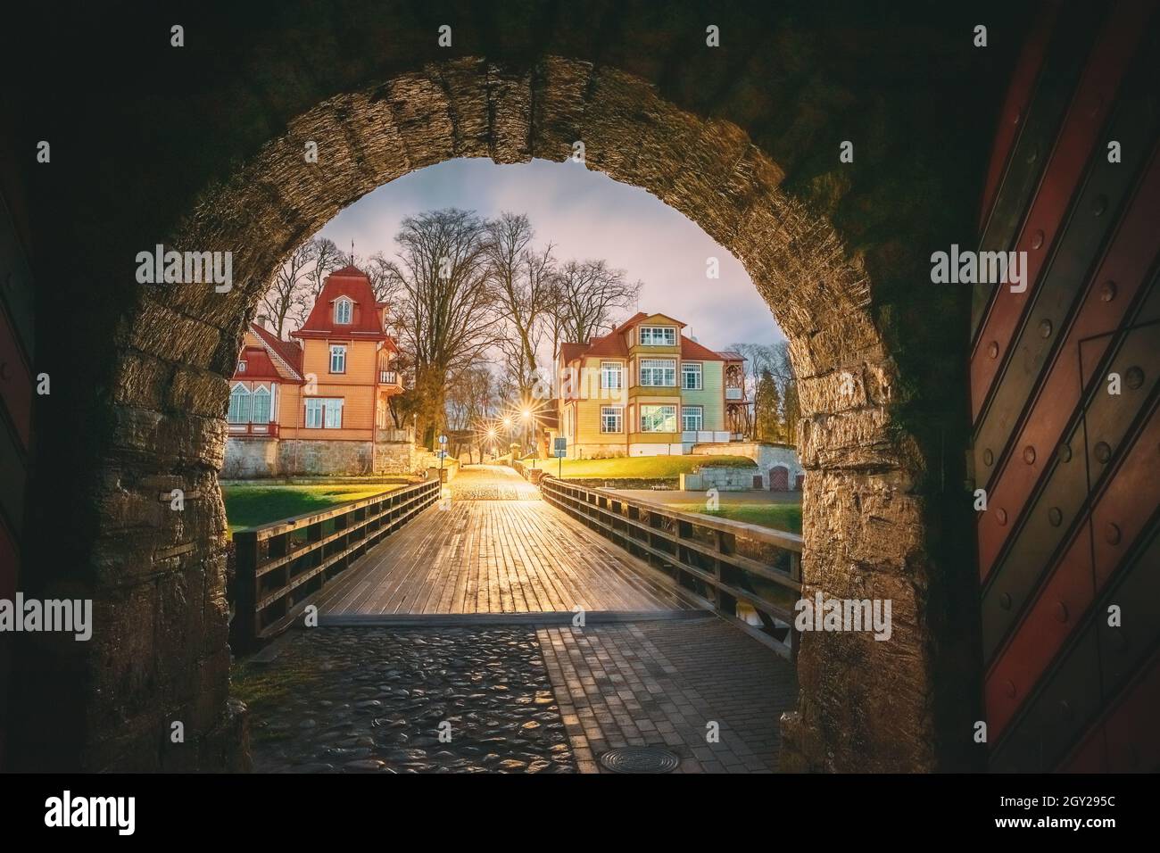 Kuressaare, Isola di Saaremaa, Estonia. Passaggio ingresso dal Castello episcopale. Tradizionale architettura medievale, famoso punto di riferimento delle attrazioni. Episcopale Foto Stock