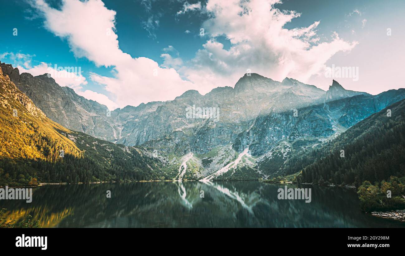 Parco nazionale dei Alti Tatra, Polonia. Famose Montagne Lago Morskie Oko mare o lago di occhio in serata d'estate. Bel Tramonto Sunray sopra il lago di tatra paesaggio Foto Stock