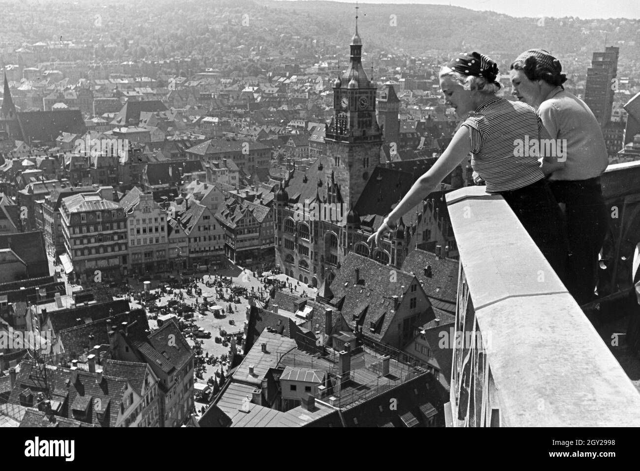 Blick über die Stuttgarter Innenstadt mit dem alten Rathaus, das im Zweiten Weltkrieg zerstört wurde, Deutschland 1930er Jahre. Vista sulla parte interna della città di Stoccarda e il vecchio municipio che era stato distrutto durante la Seconda guerra mondiale la Germania 1930s. Foto Stock