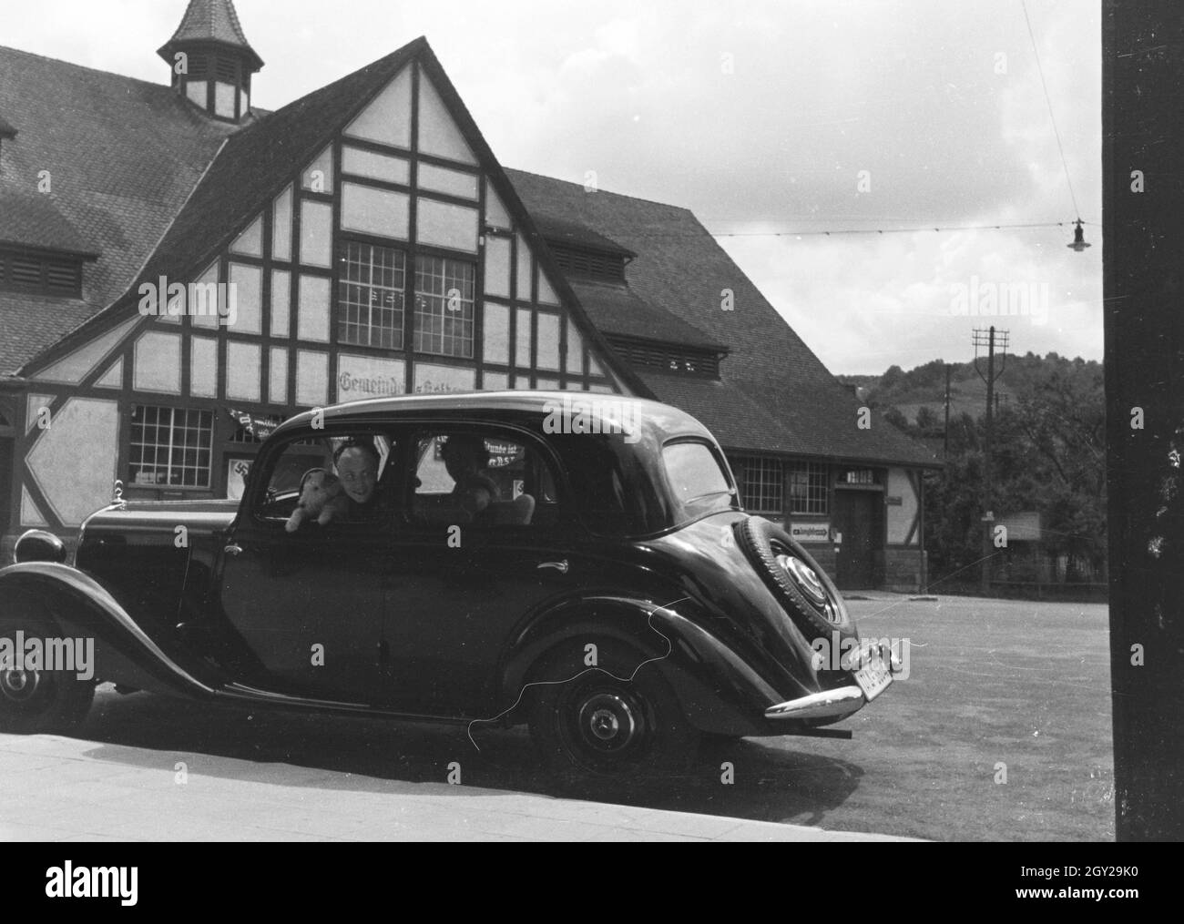 Zwei junge Frauen bei ihrer Ankunft in dem Stuttgarter Stadtteil Uhlbach, Deutschland 1930er Jahre. Due giovani donne che arrivano a Uhlbach, un quartiere di Stoccarda , Germania 1930s. Foto Stock