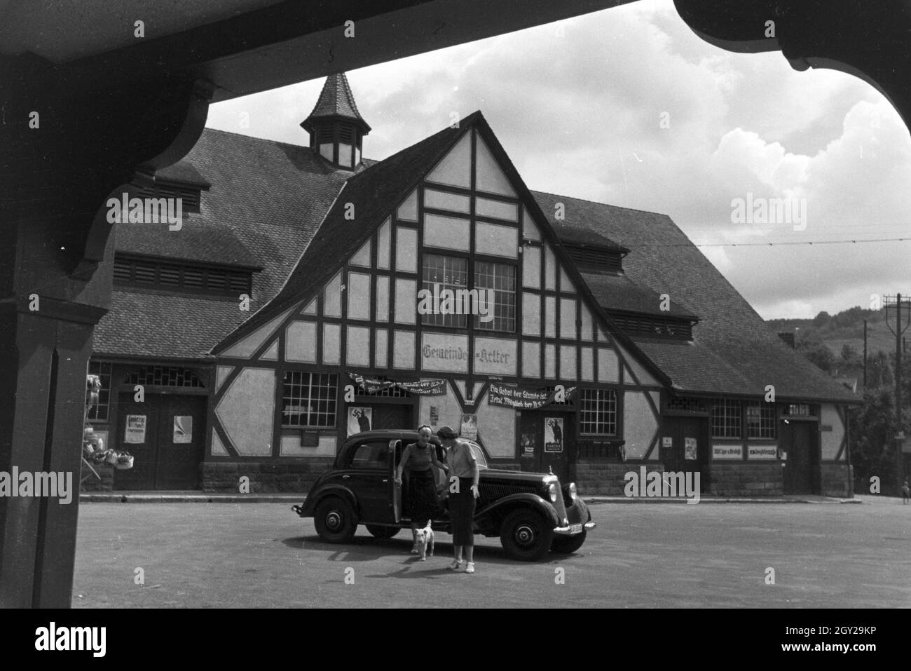 Zwei junge Frauen bei ihrer Ankunft in dem Stuttgarter Stadtteil Uhlbach, Deutschland 1930er Jahre. Due giovani donne che arrivano a Uhlbach, un quartiere di Stoccarda , Germania 1930s. Foto Stock