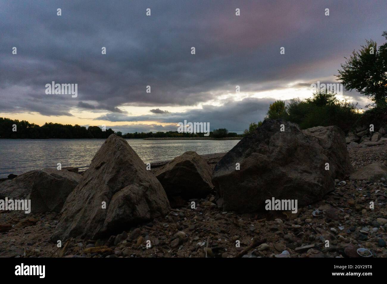 pietre al reno in serata Foto Stock